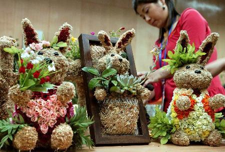 9月25日,一名韩国插花艺术师在中韩插花艺术交流活动现场制作"青苔